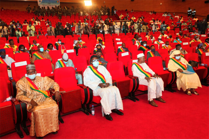 La transition malienne adopte une nouvelle charte : prolongation de mandat ou cohérence juridique ?