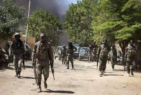 Transition : 17 mois sans élections, mais l’armée « monte en puissance »