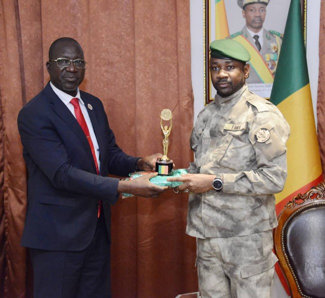 Processus de la refondation en cours : La communauté malienne vivant en Guinée Equatoriale décerne un trophée au Président de la Transition