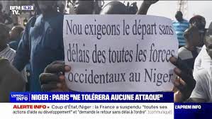 “Vive la Russie”, “à bas la France”: un rassemblement devant l’ambassade de France à Niamey